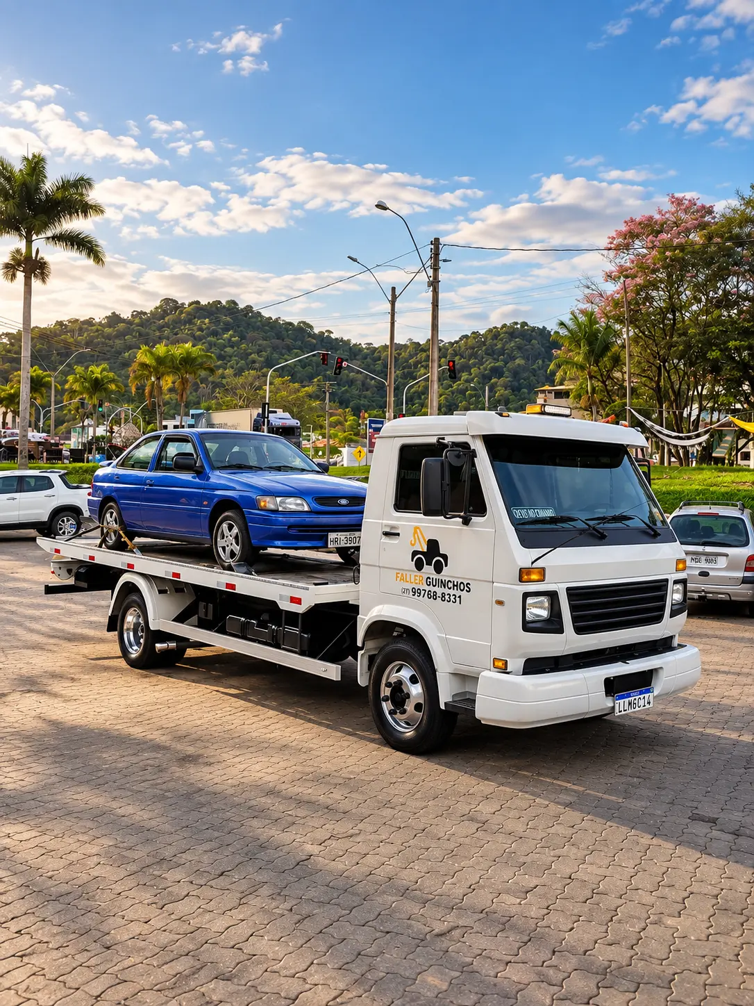 Guincho plataforma da Faller Guinchos com um carro de passeio azul carregado