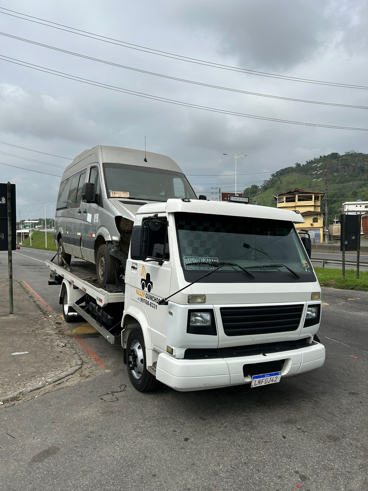 Guincho da Faller Guinchos rebocando uma van na rodovia em dia nublado