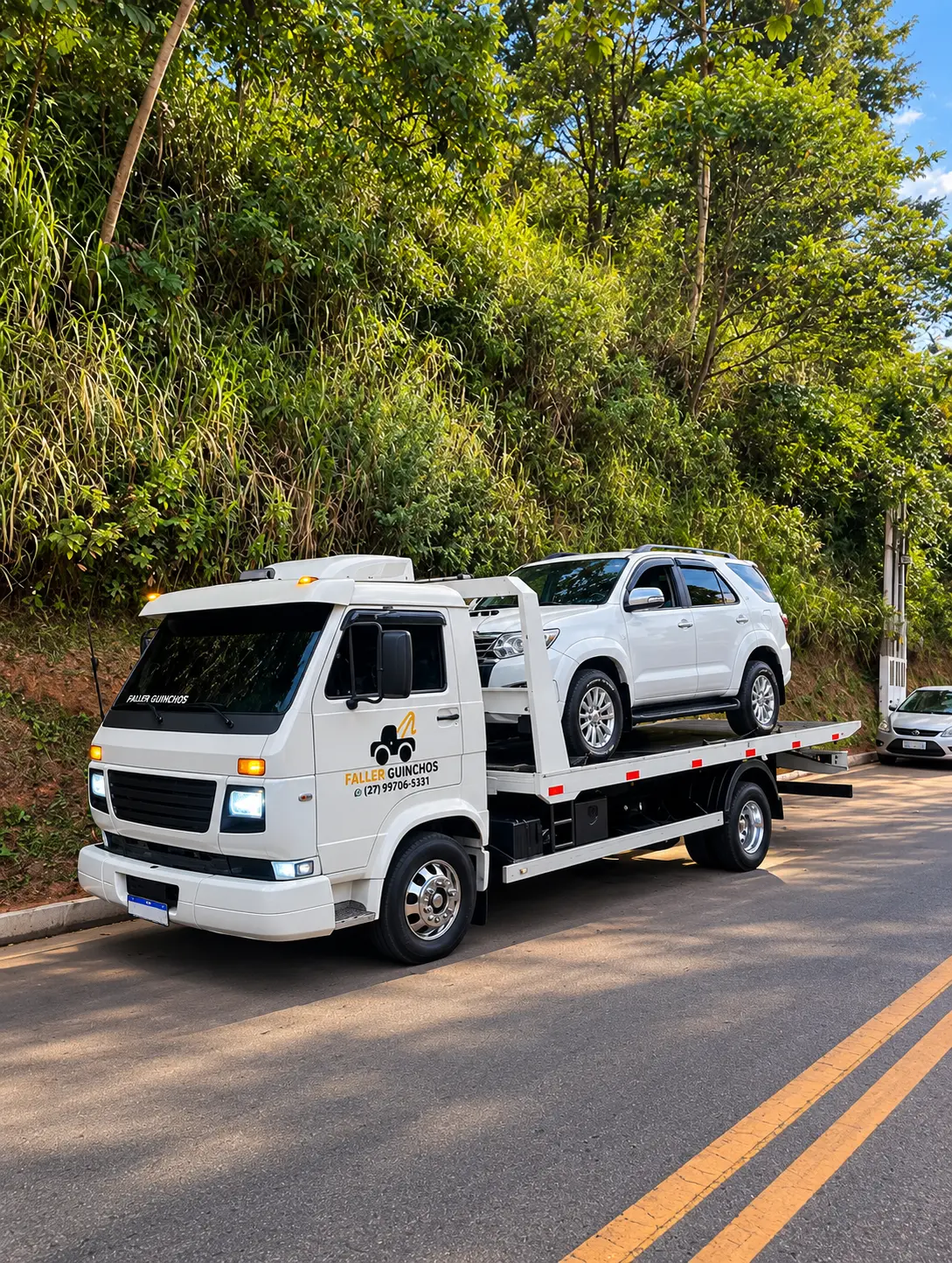Guincho da Faller Guinchos transportando uma caminhonete SUV branca em via arborizada